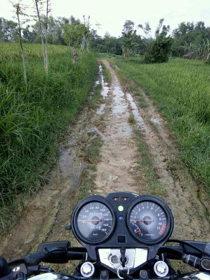 Jalan Desa dibiarkan rusak