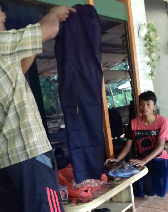 Foto korban penipuan pakek kaos merah