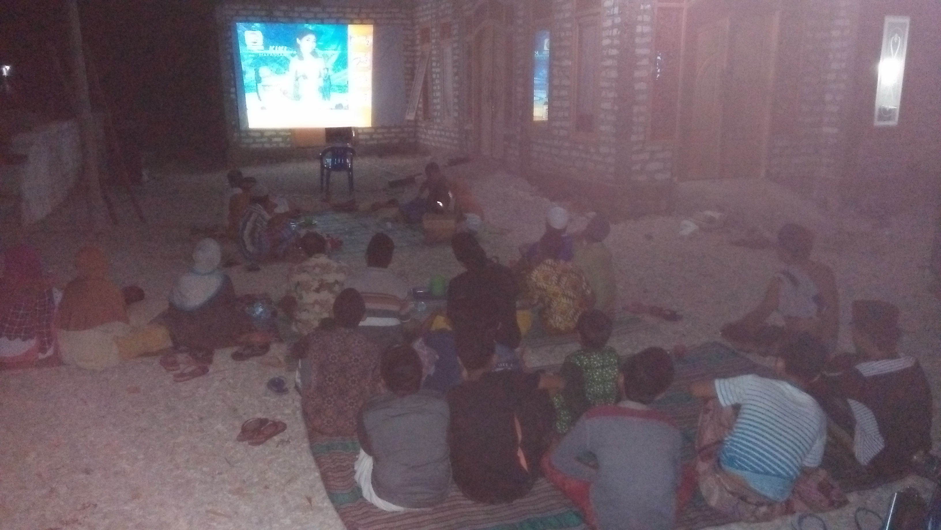 Sejumlah warga Giliraja saat menggelar Nobar DA4