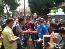 LSM Gebrak Menghadiahkan Sapu lidi pada Kejari, Untuk Sapu Bersih Kasus Di Sumenep