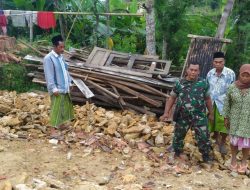 Danramil 0827/07 Guluk-guluk Bersama Babinsa Payudan Daleman Tinjau Rumah Roboh.