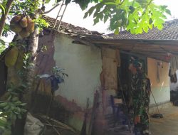 Angin Kencang Rumah Warga Hancur Tertimpa Batang Kayu, Danramil 0827/03 Manding Turun Lokasi