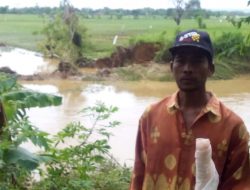 Jebol Saat Hujan Deras, Sungai Desa Patean Rendam Rumah Warga