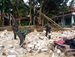 Akibat Angin Kencang, Babinsa Ramil 0827/04 Bluto Adakan Kerja Bhakti Gudang Roboh