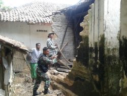 Koramil 0827/07 Guluk -Guluk Bersihkan Sisa Puing Bangunan, Akibat Disapu Angin Kencang