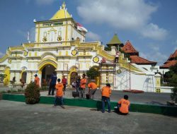 Bekal Kembali Kemasyarakat,  Warga Binaan Rutan Sumenep Bersihkan Masjid Agung