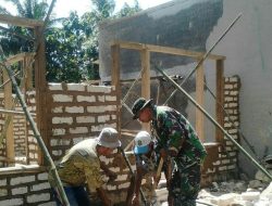 Sinergitas TNI Rakyat, Babinsa Basoka Koramil 0827/13 Rubaru Bantu Bangun Rumah