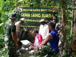 Wujudkan Lingkungan Bersih Indah, Babinsa Bluto Bantu Warga Bangun Jamban