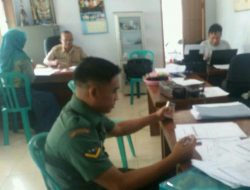 Dalam Rangka Pemantauan Wilayah, Babinsa Adakan Komsos Dengan Perangkat Desa
