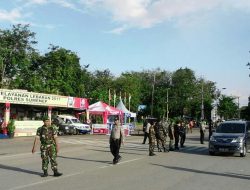 Jelang Lebaran, Anggota Kodim 0827 Sumenep dan Polres, Sinergi Pengamanan Jalan Depan Masjid Jamik