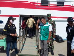 Koramil 0827/18 Kangean Bersama Polsek Pantau Arus Balik di Pelabuhan Batuguluk, Pulau Kangean