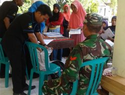 Anggota Ramil 0827/05 Lenteng, Pantau Pendistribusian Bansos PKH