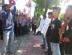 FPRS Demo Kantor DPRD Menolak Penganggaran Mobdin Bupati
