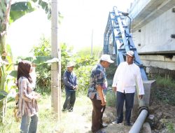 Wabup Turun Langsung Mantau Pipa air yang Tak Mengalir Di Desa Karanganyar dan Pinggir Papas