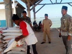 Babinsa Gua – Gua Koramil Raas Dampingi Pendistribusian Rastra