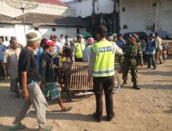 Jaga Situasi Kondusif Saat Penertiban PKL Pasar Lenteng , Koramil dan Polsek Lenteng Lakukan Pengawalan