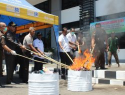 Kejari Sumenep, Membakar BB Sabu Dan Menghancurkan BB Miras