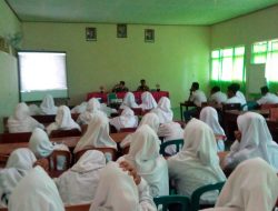 Siswa-siswi SMP I Bluto Bersama Koramil 0827/04 Bluto Adakan Nobar Film G30S/PKI