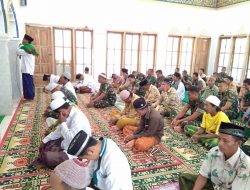 Anggota Satgas TMMD Tarogan Bersama Warga Masyarakat Jalankan Ibadah Sholat Jumat