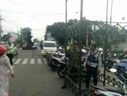 Pasar pagi di Hari Minggu Di Awasi Tiga Pilar