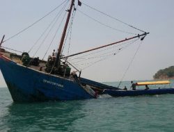 Akibat Cuaca Ekstrim Kapal Barang Kandas Di Pulau Raas