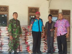 Babinsa dan Babinkamtibmas Monitor. Pendistribusian Beras Bersubsidi Pemprop Jatim Di Dua Desa Wilayah Kecamatan Guluk-Guluk