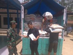 Babinsa Ramil 0827/15 Batuputih Awasi Penyaluran Beras Rastra di Desa Binaan