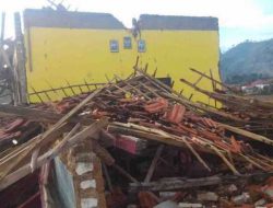 Akibat Angin Yang Sangat Kencang Gedung SDN Mandala IV Ambruk