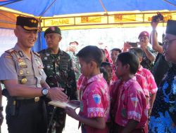 Peduli Dunia Pendidikan, Satgas TMMD setelah Upacara Penutupan Bagikan Buku Tulis Kepada Anak-anak SD Banaresep