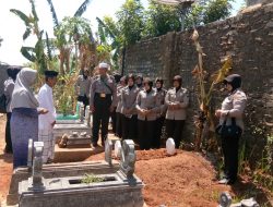 Puluhan Polwan Bersama Polsek Kota, Nyekar Kuburan Alisa Korban Pembunuhan Sadis