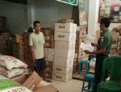 Jaga Stabilitas Harga, Babinsa Tambak Agung Tengah Koramil Ambunten Pantau Harga Sembako di Pasaran