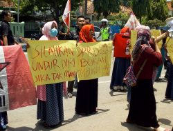 Mahasiswa Ini Gelar Aksinya Di Depan Gedung DPRD, Minta Perda Retribusi Parkir Dihapus