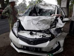 Akibat Kecelakaan, Mobil Tak Berbentuk