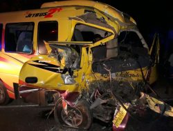 Tabrakan Maut Dump Truck Dengan Mini Bus Di Kecamatan Pragaan
