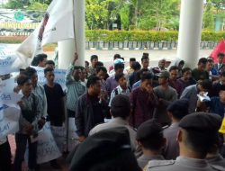 Mahasiswa Menuntut Pemkab Pamekasan Patuhi PP No 53 2010