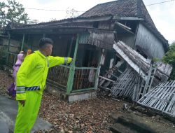 Akibat Angin Puting Beliung Hantam Rumah warga, Nenek Tua  Penuh Luka
