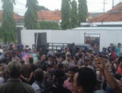 Masyarakat Kepung Kejaksaan Tuntut Indikasi penyelewengan raskin di desa samiran