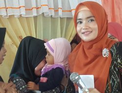 Nia Kurnia Fauzi Berikan Santunan Anak Yatim dan Janda Disambut Isak tangis