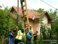 Peduli Penerangan Jalan, Babinsa Giligenting Bantu Pegawai PLN Bantu Benahi Lampu (PJ)