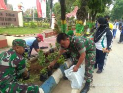 Anggota Kodim 0827 Sumenep, Ikut Andil Dalam Kegiatan Penanaman Seribu Bunga