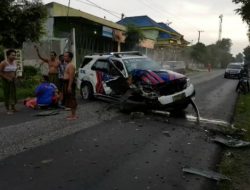 Diduga Ngantuk Mobil Patwal Polres Sumenep Penyok Tabrak Pohon Asam