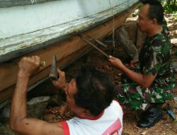 Babinsa Masalembu Bantu Perbaikan Perahu Guna Kesejahteraan Warga