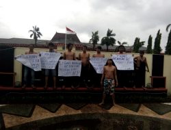Istri Bupati Diangkat Anggota Komisaris BPRS, Sejumlah Mahasiswa Demo Kantor Pemkab