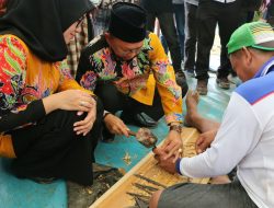 Para Juru Ukir Menunjukkan Kreatifitas Dalam ” Sumenep Mengukir 2018″