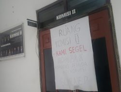 Sejumlah Aktivis Segel Ruang Kerja Komisi II DPRD Sumenep