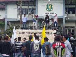 Setelah Di Izinkan Masuk, Mahasiswa Melakukan Sweeping Semua Ruang Komisi