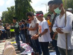 Mahasiswa Sumenep Lakukan Demo DPRD Sumenep, Tolak Revisi UU-MD3 Dengan Keranda Mayat