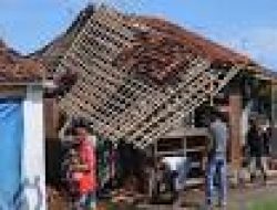 Na’as, Warga Pamekasan ‘Pasutri’ Tertimpa Rumahnya Ambruk