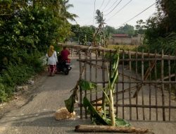 Protes Kepada Pemerintah, Warga Ganding Lakukan Tutup Akses Jalan Raya