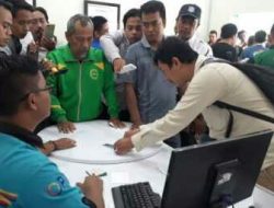 Puluhan Masyarakat  Ngeluruk Kantor Rayon PLN Pamekasan